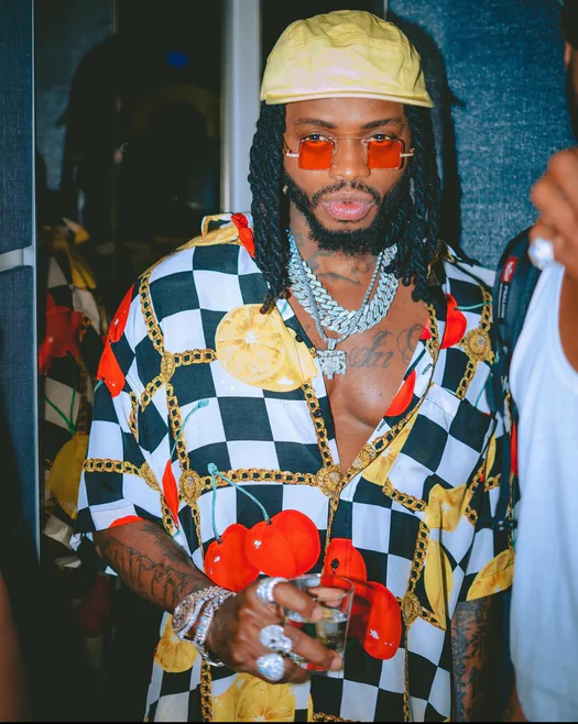 Diamond Platnumz Publicist stops the interview as the artist failed to answer English Questions.